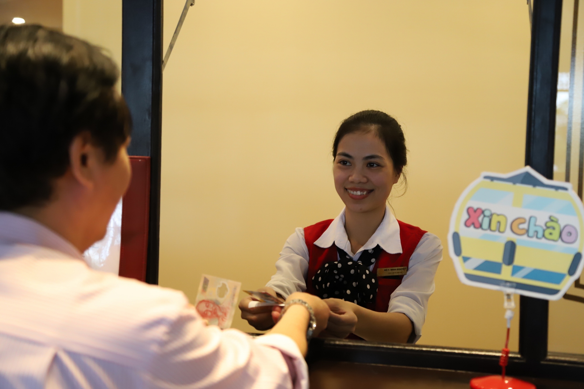 Trao[-]một[-]lời[-]chào,[-]nhận[-]lại[-]lòng[-]tin
